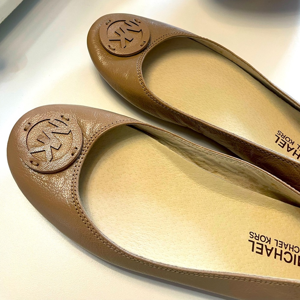 Michael Kors sz 8.5 taupe leather flats